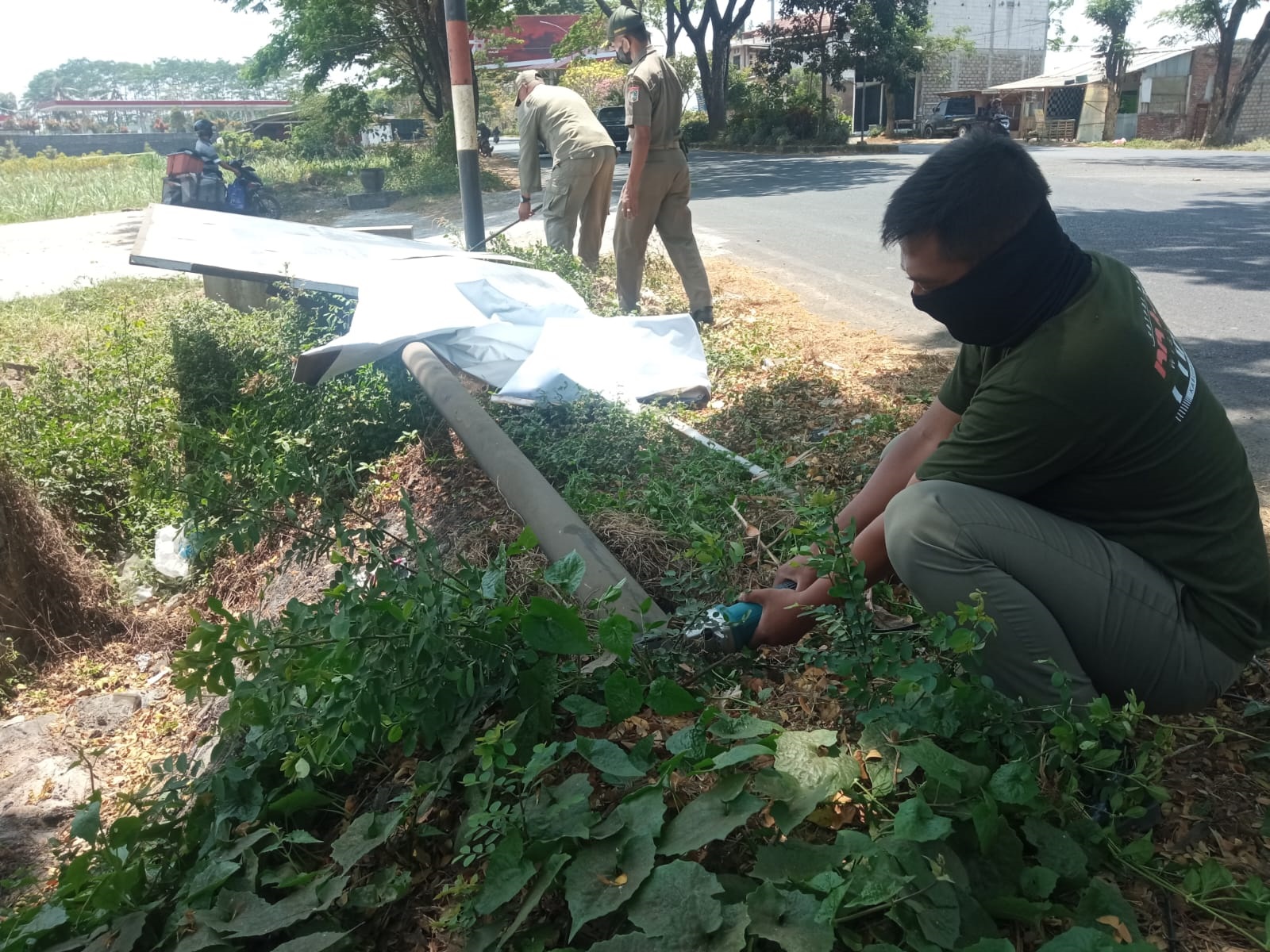 KAMPANYE DINI: Petugas Satpol PP Kabupaten Malang menurunkan reklame parpol&nbsp; di kawasan Jalibar. (Indah Mei Yunita/Radar Malang)  &nbsp;