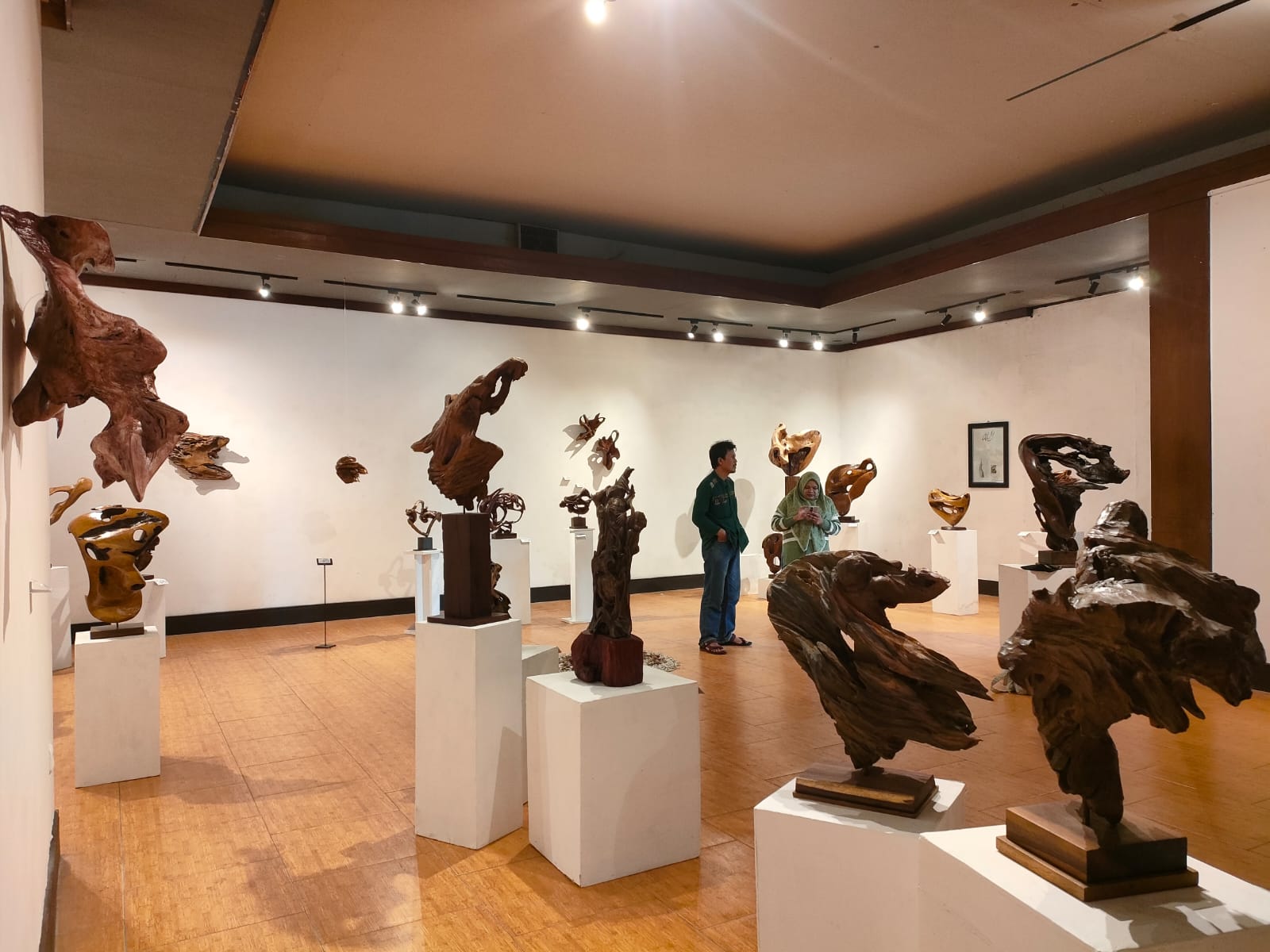 UNIK: Sejumlah karya seni yang berbahan kayu sampah dipajang di Galeri Raos dalam pameran wood art and sculpture, kemarin (9/10).