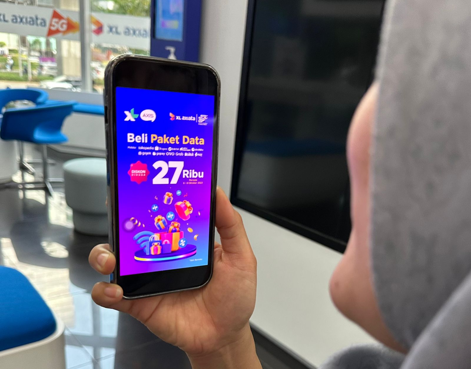 Salah satu pengguna melihat promo XL di gadget
