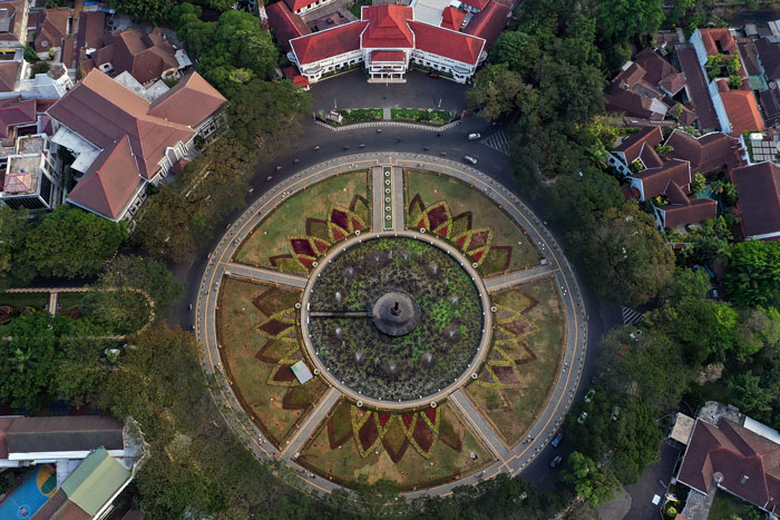 Tampilan Alun-Alun Tugu sebelum revitalisasi dilakukan Agustus 2022 lalu. (Foto kanan), selain pagar, pola taman juga diubah.