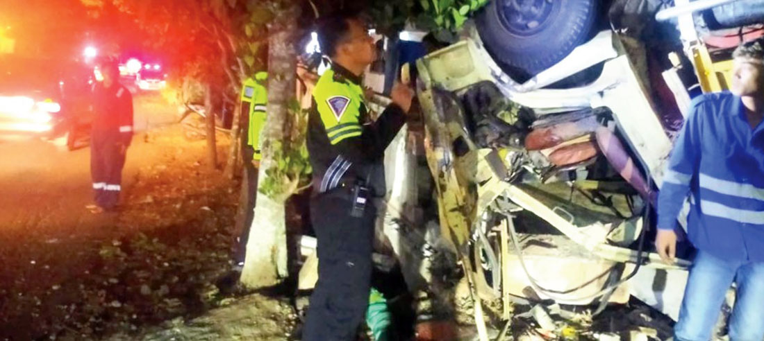 Polisi melakukan olah TKP dekat truk terbalik yang tewaskan 2 orang di Bantur Malang