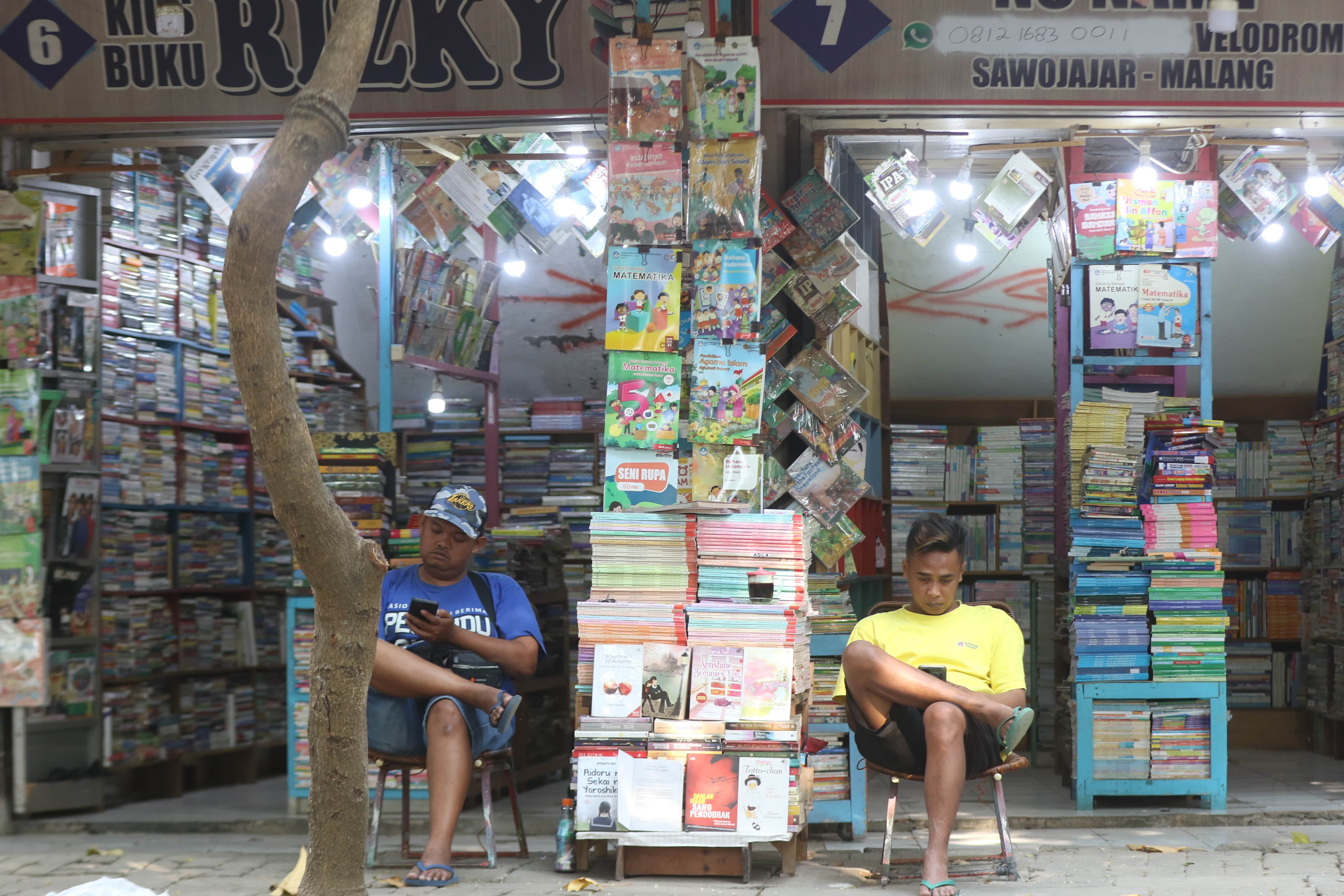 BERHARAP RENOVASI: Para pedagang di Pasar Buku Velodrome duduk-duduk santai di depan kios sambil menunggu pembeli kemarin (10/10)