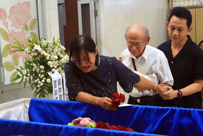 Soesanto dan keluarganya melepas jenazah Hana Rosilawati atau Tan Kiok Hwa di Rumah Duka Panca Budi kemarin (9/10). Selanjutnya, jenazah Hana diberikan kepada FK UB untuk kepentingan pendidikan.