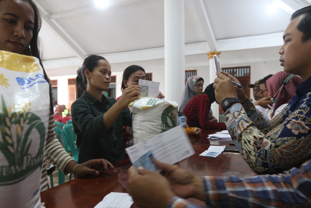 &nbsp;  BANTUAN PANGAN: Petugas mengecek identitas penerima bantuan pangan beras di Desa Kemiri, Kecamatan Jabung kemarin (11/10). Darmono/Radar Malang  &nbsp;