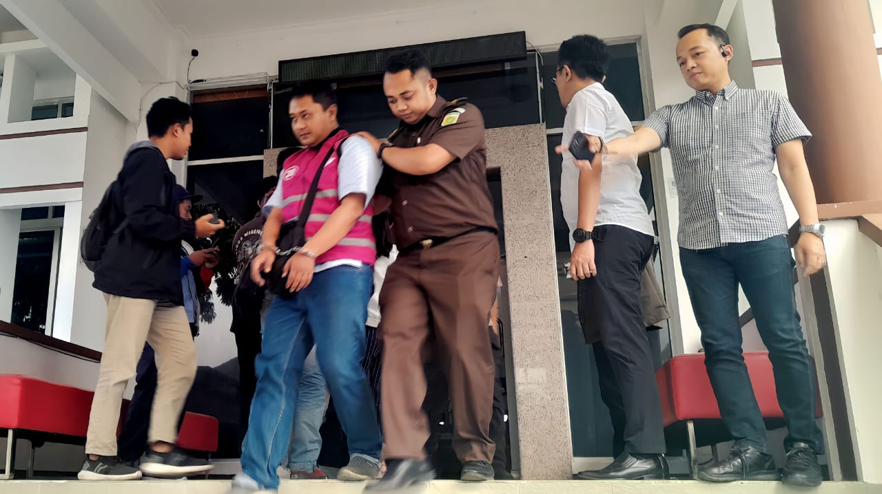 MASUK PENJARA: Kejaksaan Negeri Kota Batu menggelandang tersangka kasus korupsi pembangunan Puskesmas Bumiaji, Rabu (11/10).