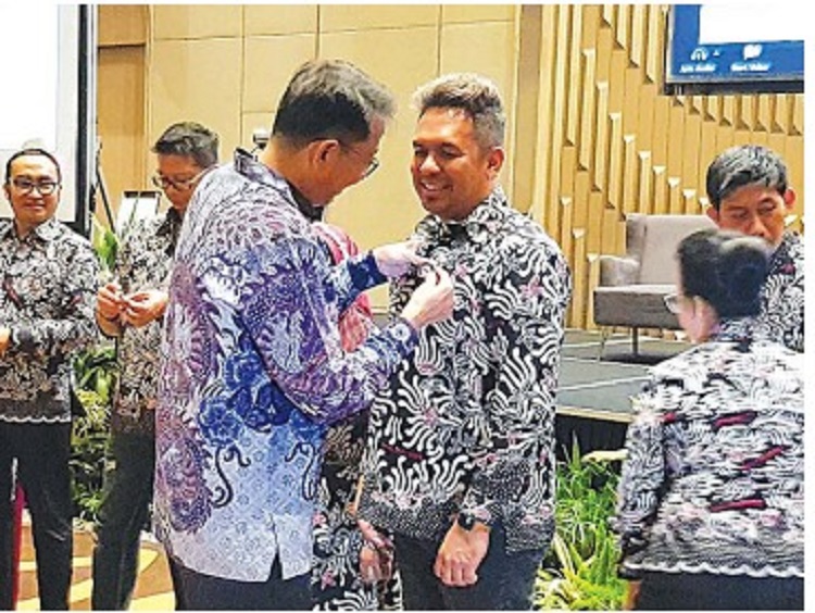 SIMBOLIS: Executive Vice President IMA Chapter Malang Eric Richardo (kanan) mendapat cenderamata dari Tung Desem Waringin.