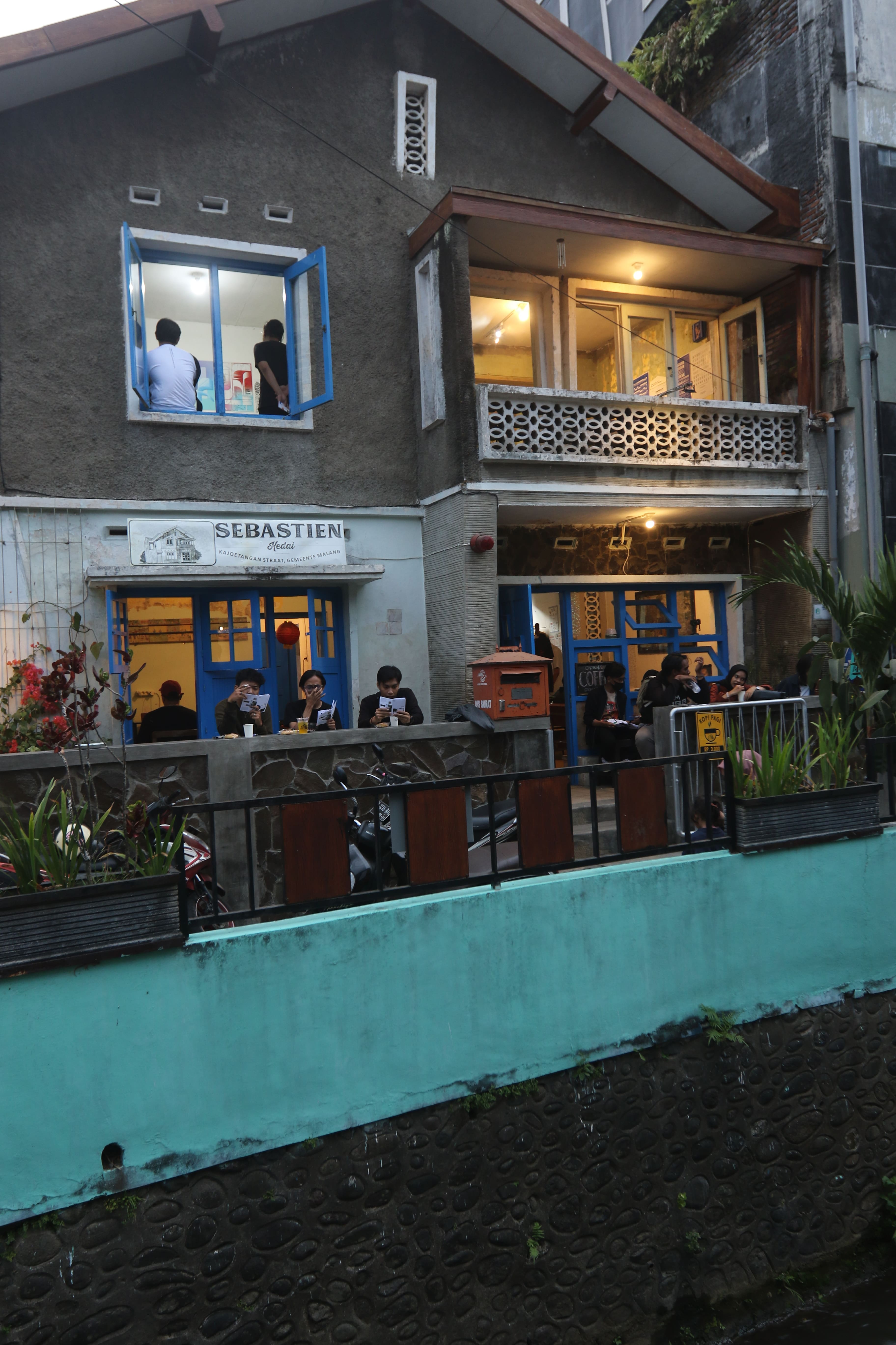TEMPO DULU: Kedai Kopi Sebastien di Jalan Basuki Rahmat, Klojen ramai dikunjungi muda-mudi. Konsep yang disuguhkan adalah suasana zaman kolonial.