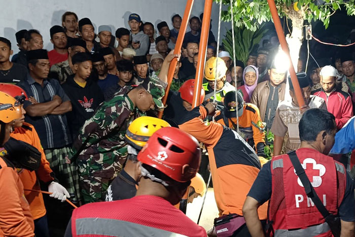 Jenazah Saini setelah berhasil dievakuasi tim pada Rabu malam (12/10). Diduga, korban sengaja meloncat ke sumur sedalam 20 meter.