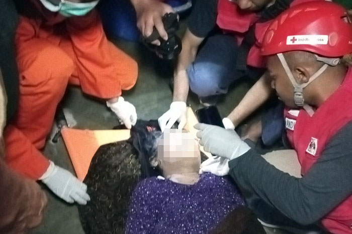 Jenazah Saini, warga Gedangan Malang yang tewas di dalam sumur, dievakuasi