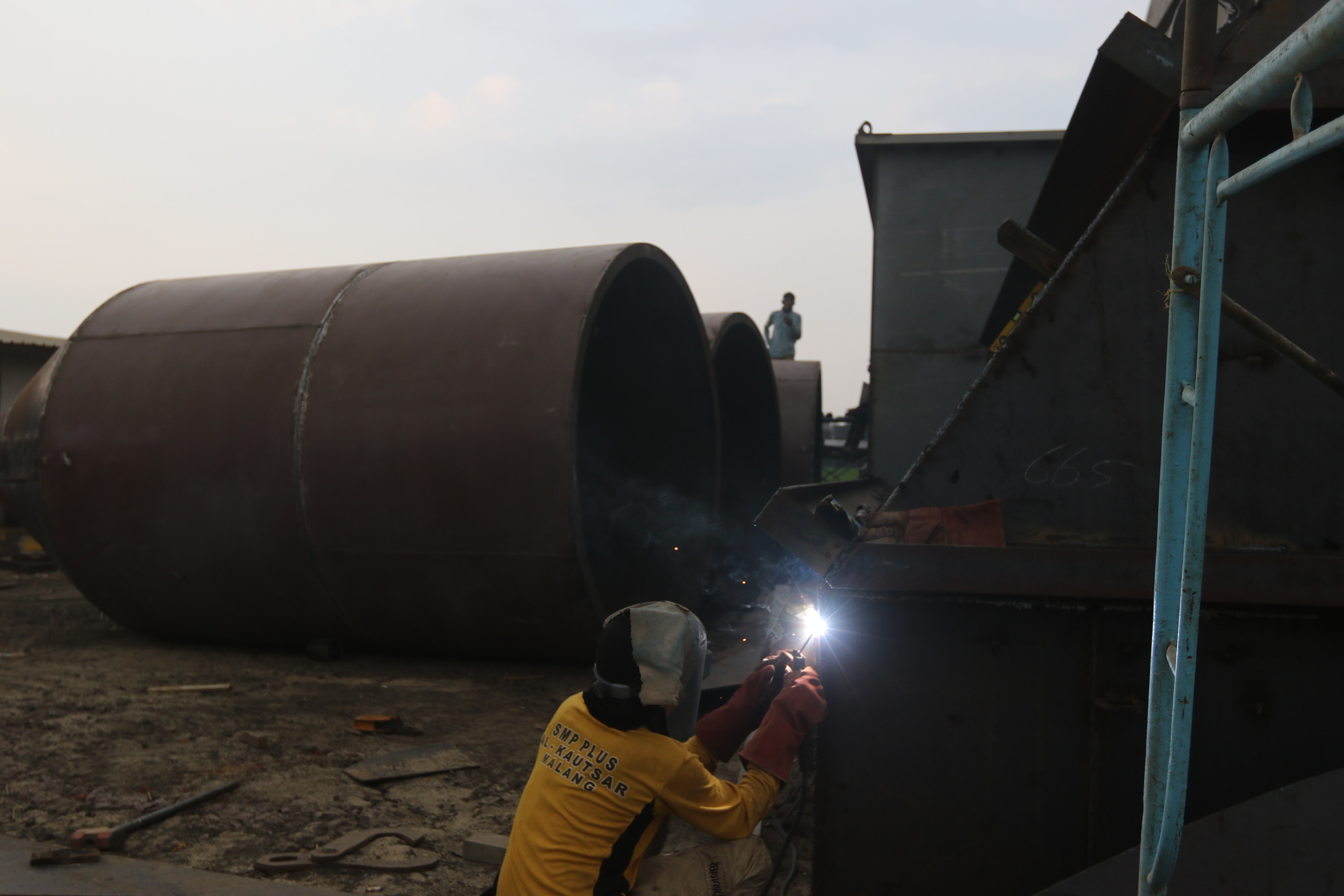 DIKEBUT: Seorang pekerja mengebut penyelesaian proyek Water Treatment Plan (WTP) di Pandanwangi, Kecamatan Blimbing, Kota Malang, kemarin (13/10).