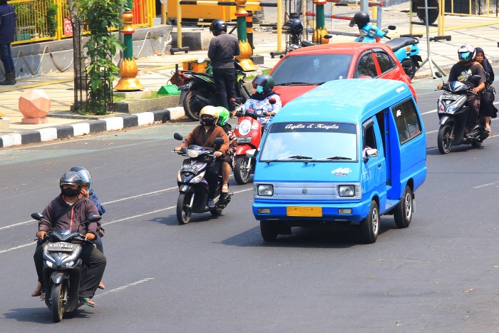 Salah satu angkot melintas di Kota Malang. Pemkot punya wacana menyalurkan subsidi untuk penumpang angkot.