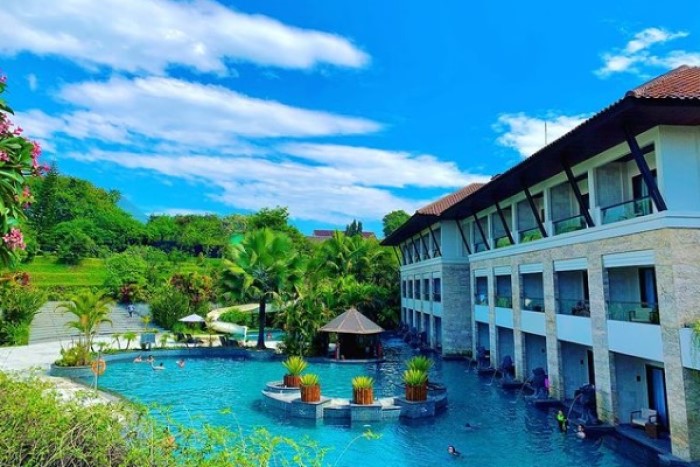 Fasilitas kolam renang di Singhasari Resort Batu.
