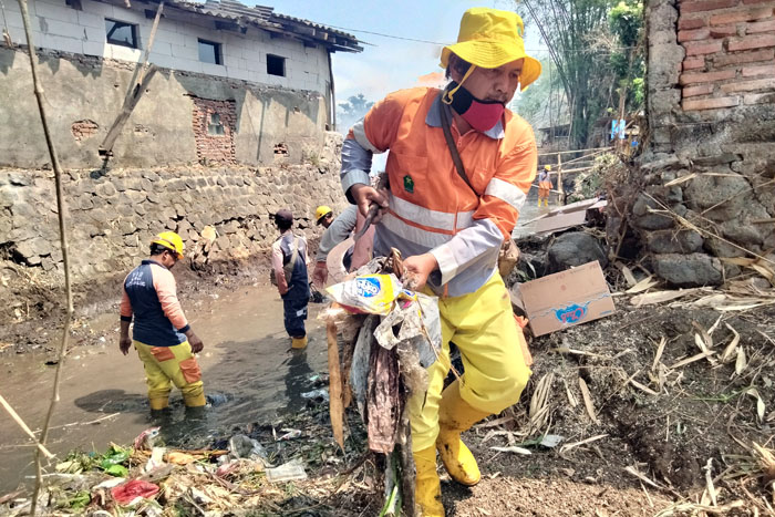Petugas kebersihan DLH Kota Malang mengangkut sampah plastik dari sungai di Jalan Sebuku, Bunulrejo, Blimbing, kemarin pagi.