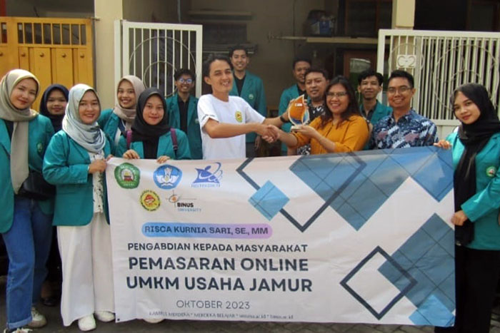 Tim pengabdian kepada masyarakat FEB UB menyerahkan cinderamata kepada Risca Kurniasari SE MM usai penjadi pembicara tentang pemasaran&nbsp;digital.