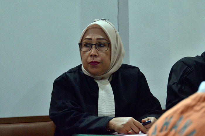 Juni Ratnasari SH saat persidangan membela gadis korban pemerkosaan asal Desa Pajaran, Kecamatan Poncokusumo di Pengadilan Negeri Kepanjen kemarin (16/10)