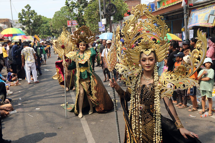 Warga RW 05 Mulyorejo menyuguhkan penampilannya dalam Bersih Desa Kelurahan Mulyorejo kemarin (15/10).
