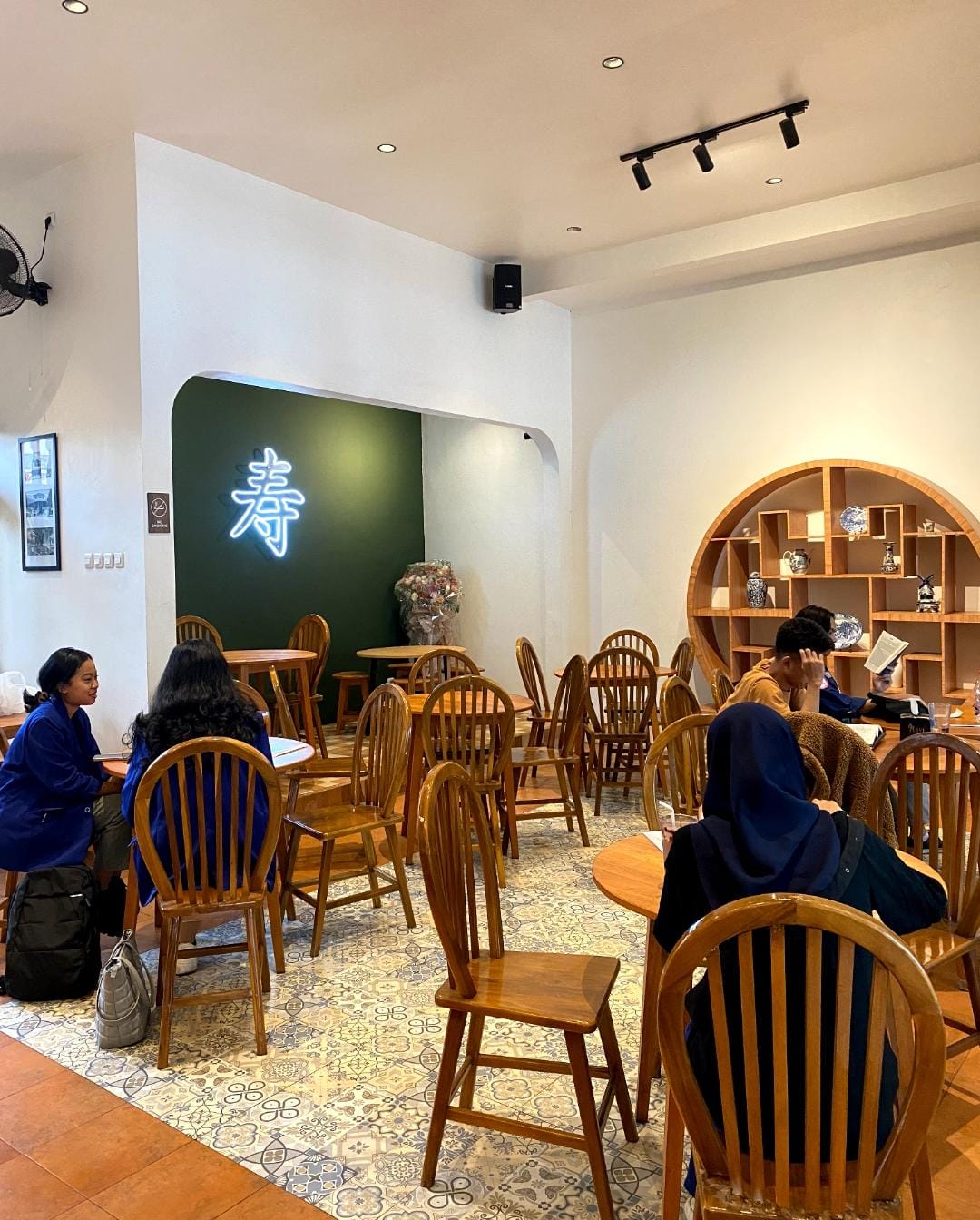 Suasana Shou Kopitiam X Nasi Goreng Nenek Mojang di Jalan Cengkeh Nomor 15, Kota Malang.