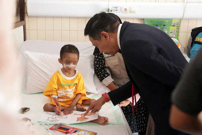 Pj Wali Kota Malang Wahyu Hidayat saat berkomunikasi dengan DN, anak asal Buring Malang yang disiksa 5 anggota keluarganya.