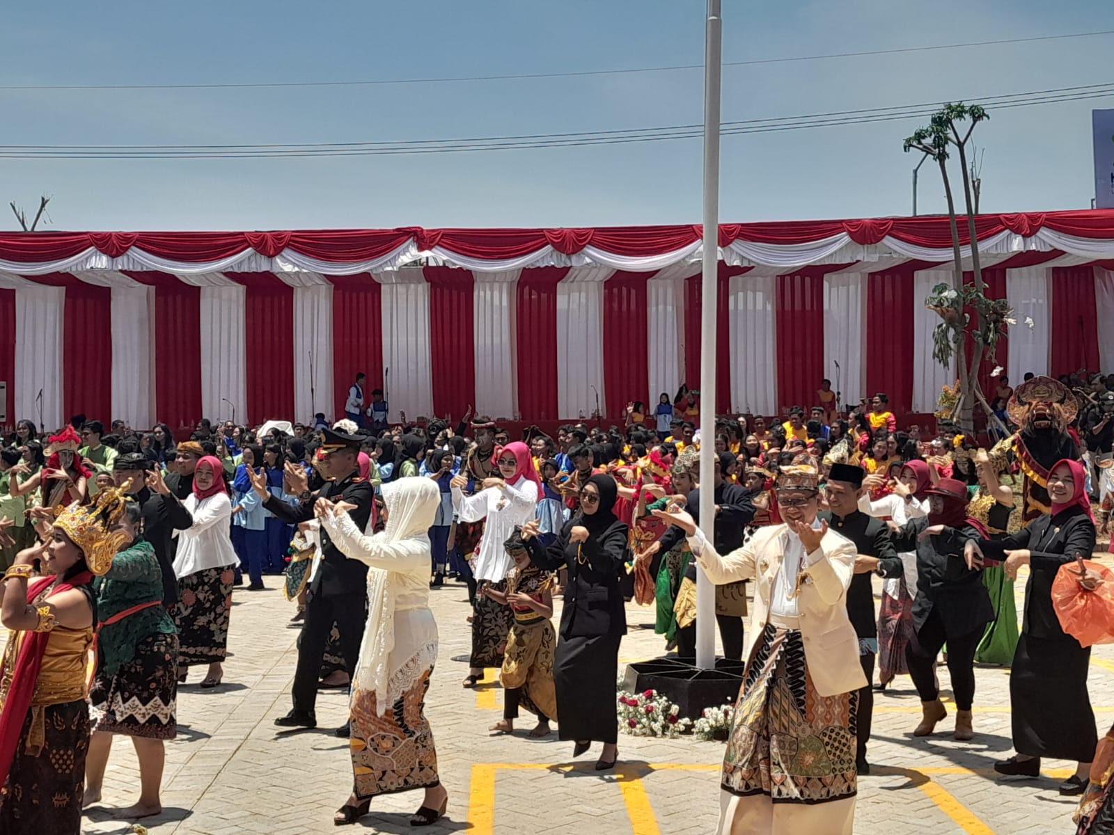 SEMARAK: Pj Wali Kota Batu Aries Agung Paewai (kanan depan) turut menari bersama.