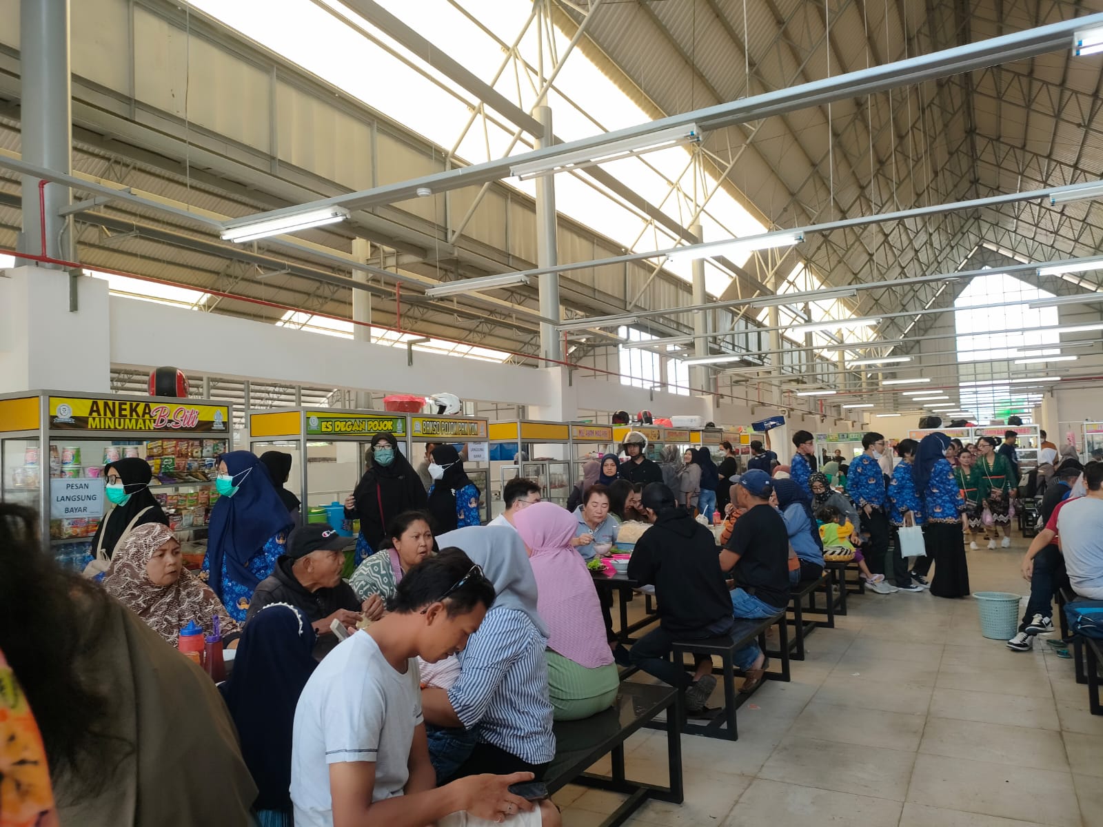 RAMAI PEMBELI: Suasana di zona kuliner Pasar Induk ramai oleh pembeli.