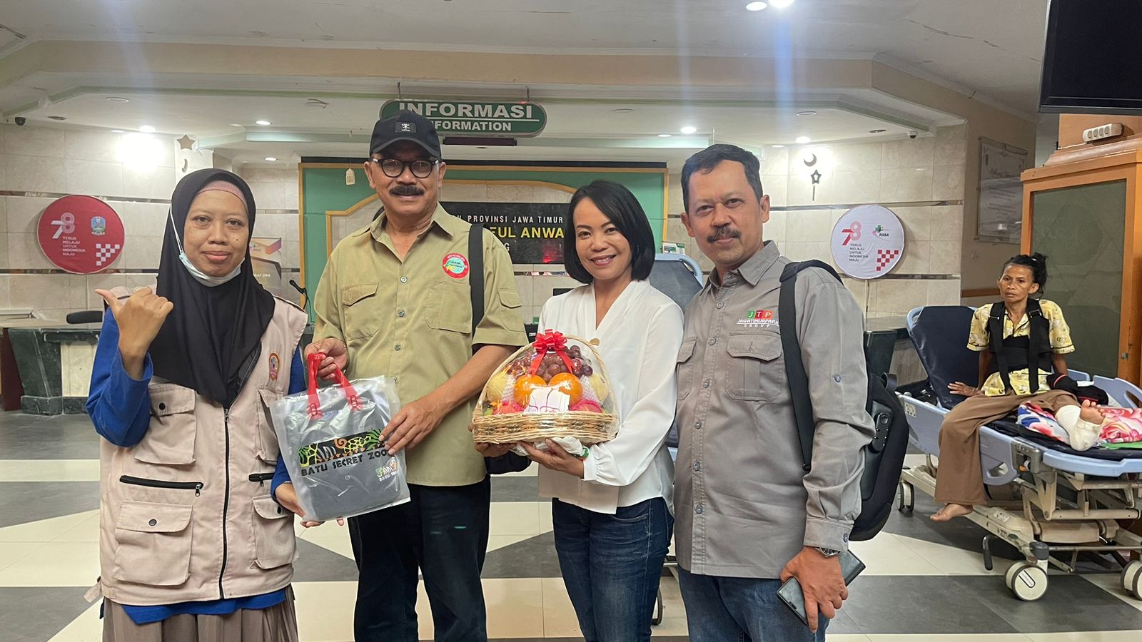 KUNJUNGI KORBAN: Manajemen Jatim Park Gorup mengunjungi korban di RSSA, kemarin.