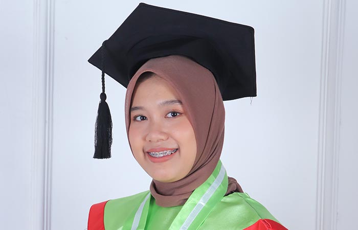 Niken Cahyaning Wulandari, lulusan terbaik dengan IPK 3,99