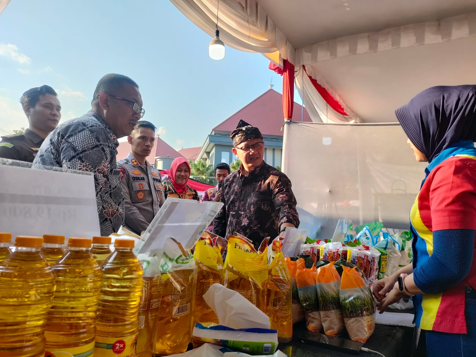 CEK SEMBAKO: Pj Wali Kota Batu Aries Agung Paewai melihat komoditas yang dijual di pasar murah, Rabu (18/10).