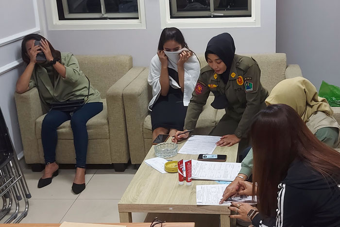 MALU: Tiga pelaku prostitusi online kerap menutup wajah selama proses pendataan di Mako Satpol PP Kota Malang pada Selasa malam (17/10).