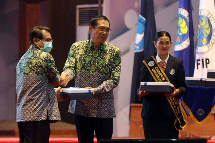 Rektor UM Prof Dr Hariyono MPd (tengah) usai memberikan sambutan dalam puncak perayaan Dies Natalis ke-69 di Graha Cakrawala kemarin (18/10).