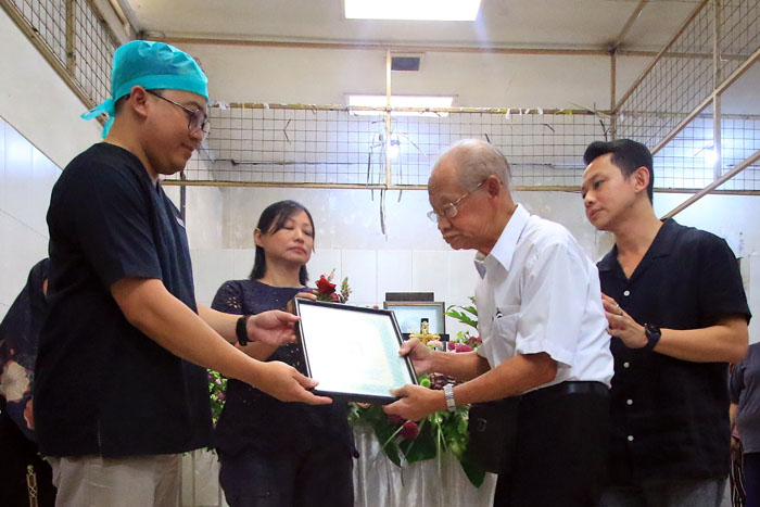 Soesanto (kanan), 77, menyerahkan jenazah istrinya untuk kepentingan donor dan pendidikan di FK UB.