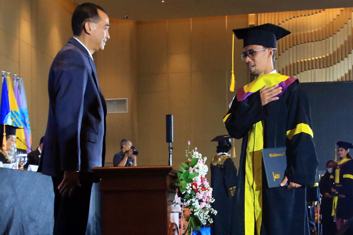 Salah satu wisudawan UT Malang yang diwisuda kemarin siang.