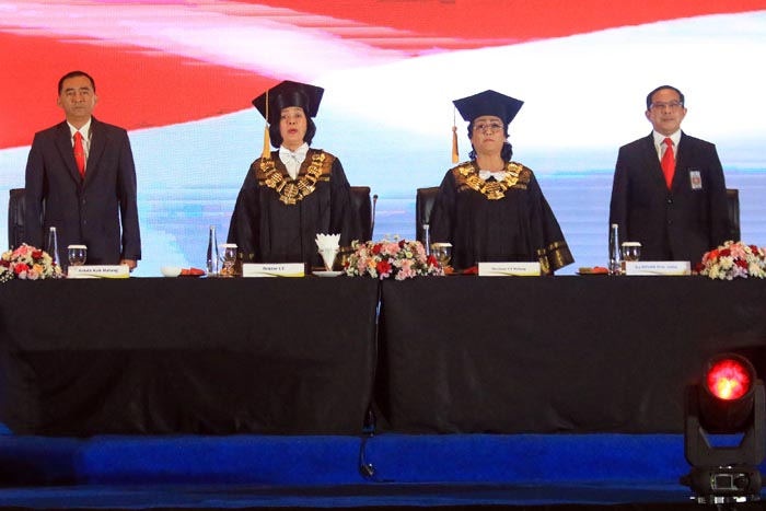 Dari kiri, Pj Sekda Kabupaten Malang Nurman Ramdansyah, Ketua LPPM UT Prof Dewi Patmo, Direktur UT Malang Dr Lilik Sulistyowati, dan Kepala BPSDM Jatim Ramliyanto dalam wisuda UT
