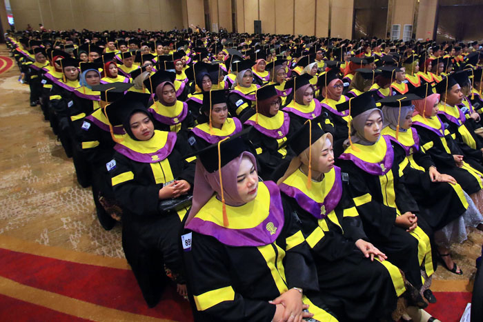 1.528 mahasiswa UT Malang mengikuti prosesi wisuda di Hotel Grand Mercure Malang Mirama.