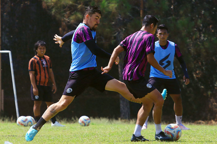 PSM Makassar bakal menjadi tembok kuat bagi Charles Raphael dkk untuk berburu tiga poin