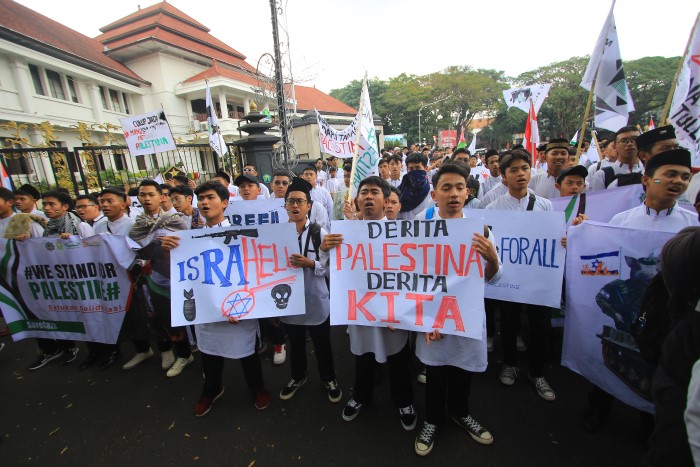 Sekitar seribu orang menggelar aksi bela Palestina di halaman balai Kota Malang kemarin (20/10).
