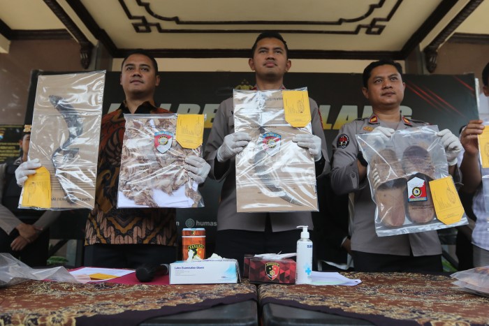 Polisi menunjukkan sejumlah barang bukti kasus pembacokan di Desa Ganjaran, Kecamatan Gondanglegi kemarin.
