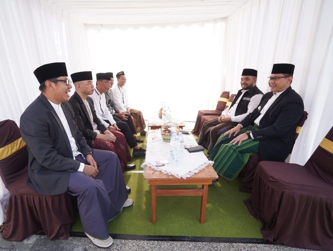 PROKOPIM KOTA BATU FOR RADAR BATU SARUNGAN: Pj Wali Kota Batu Aries Agung Paewai (kanan) menyambut para &ldquo;santri&rdquo; pimpinan DPRD Kota Batu, dalam kegiatan Hari Santri, kemarin (22/10).