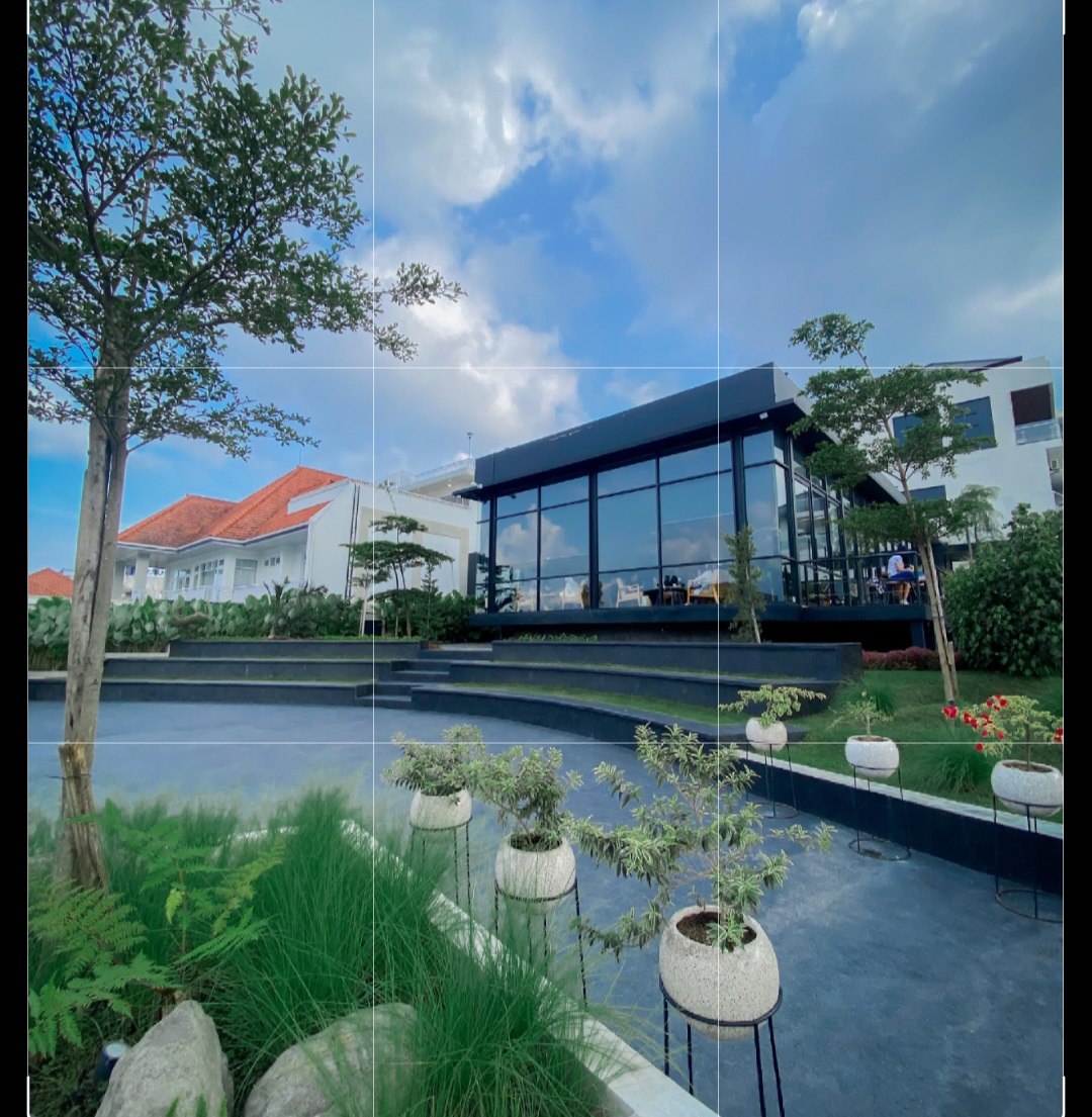 Kafe yang satu ini sangat pas untuk healing dan hangout, seperti tagline yang diusungnya.