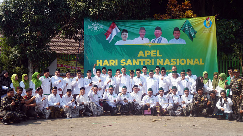 Jajaran NU Lowokwaru berfoto usai pelaksanaan apel Hari Santri Nasional.