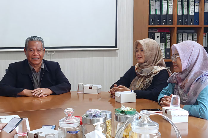 Rektor Unikama, Dr. Sudi Dul Aji, M.Si saat memaparkan informasi soal wisuda kepada awak media