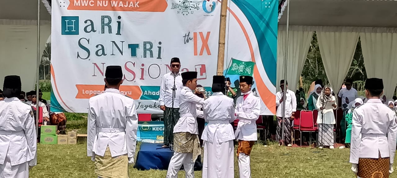 Pengibaran bendera merah putih di Lapangan Blayu Wajak dalam rangka peringatan hari santri nasional