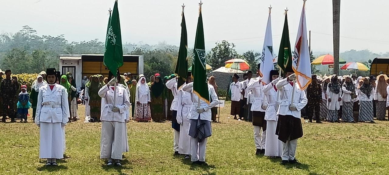 Pasukan pengibar bendera dalam peringatan hari santri nasional di Lapangan Blayu Wajak