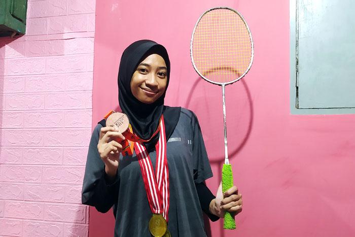 FROM ZERO TO HERO: Sherly Salsabilla Novitasari memamerkan medali yang dia dapatkan dari Pekan Paralimpik Nasional (Peparnas) 2023 Palembang, Agustus lalu.