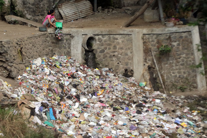 Salah satu warga tampak membuang sampah ke aliran Sungai Brantas di Jalan Muharto, Kelurahan Kotalama kemarin. Kebiasaan itu masih dilakukan warga-warga lainnya.