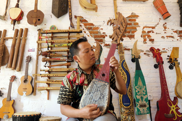 Joko Prihatin Gusindra memainkan panting, alat musik dari Kalimantan Selatan kemarin (23/10).