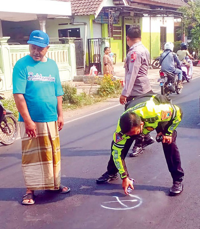 LAKA MAUT: Petugas menandai lokasi kecelakaan di Jalan Raya Segenggeng, Desa Wonokerso, Kecamatan Pakisaji, Kabupaten Malang, kemarin.