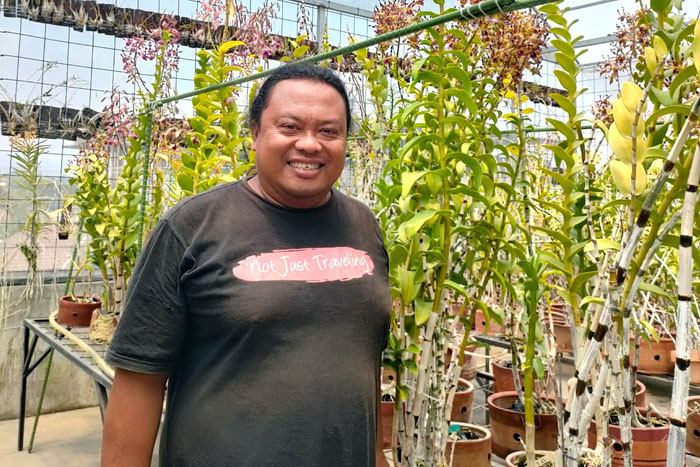Dedek Setia Santoso menunjukkan berbagai spesies anggrek yang dia kembangkan di greenhouse miliknya, Kelurahan Dadaprejo, Kecamatan Junrejo, Kota Batu.