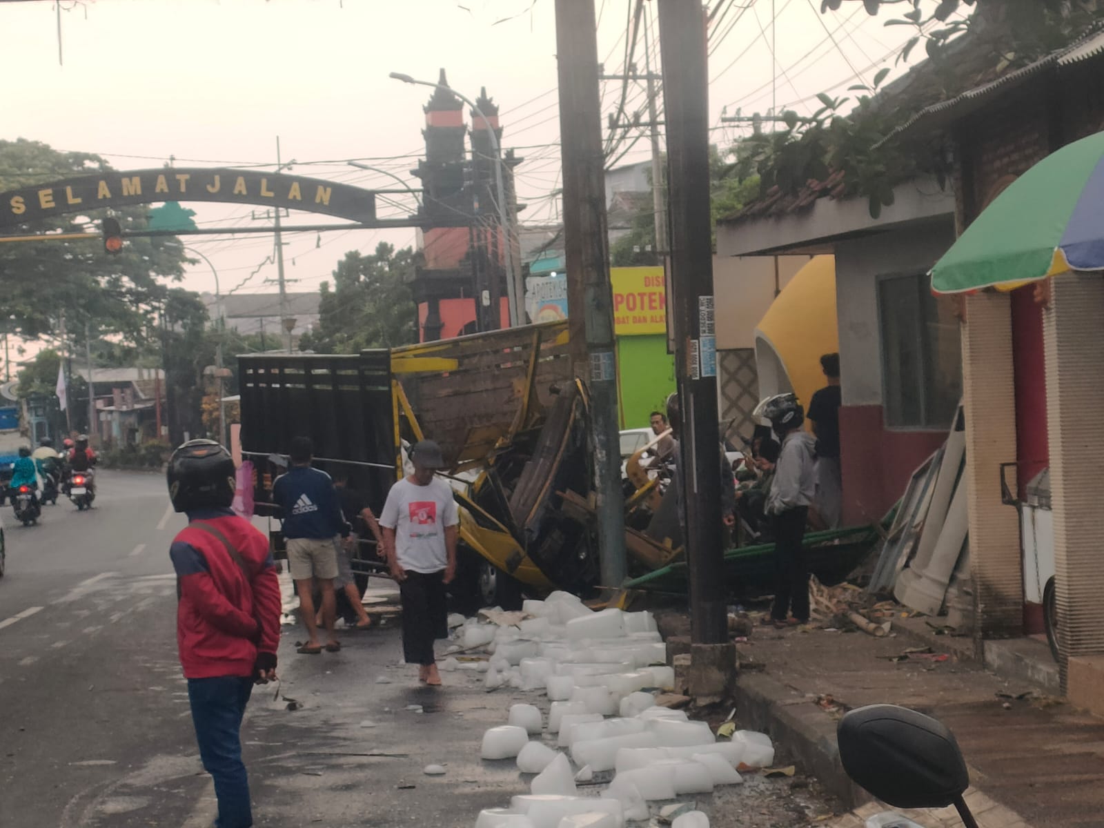 RINGSEK: Kepala truk yang menabrak tiang PJU dan trotoar Jalan Ir Soekarno ringsek, (25/10).