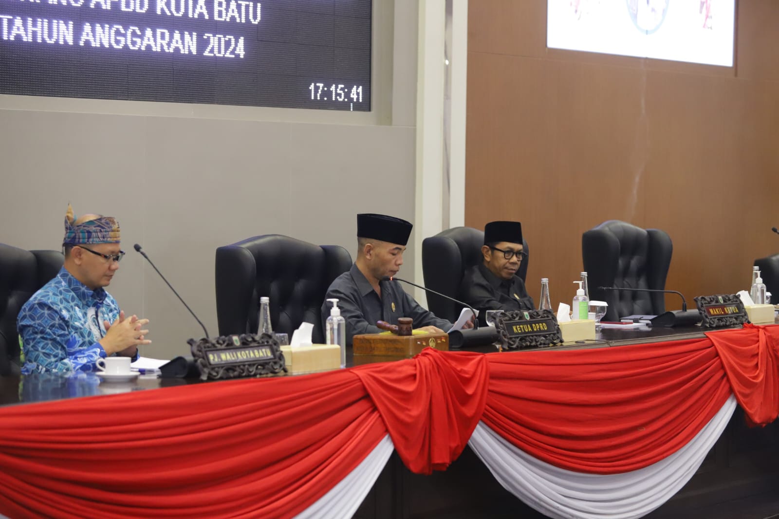 RAPAT: Pj Wali Kota Batu (kiri) dan Ketua DPRD Kota Batu saat rapat paripurna, (24/10)