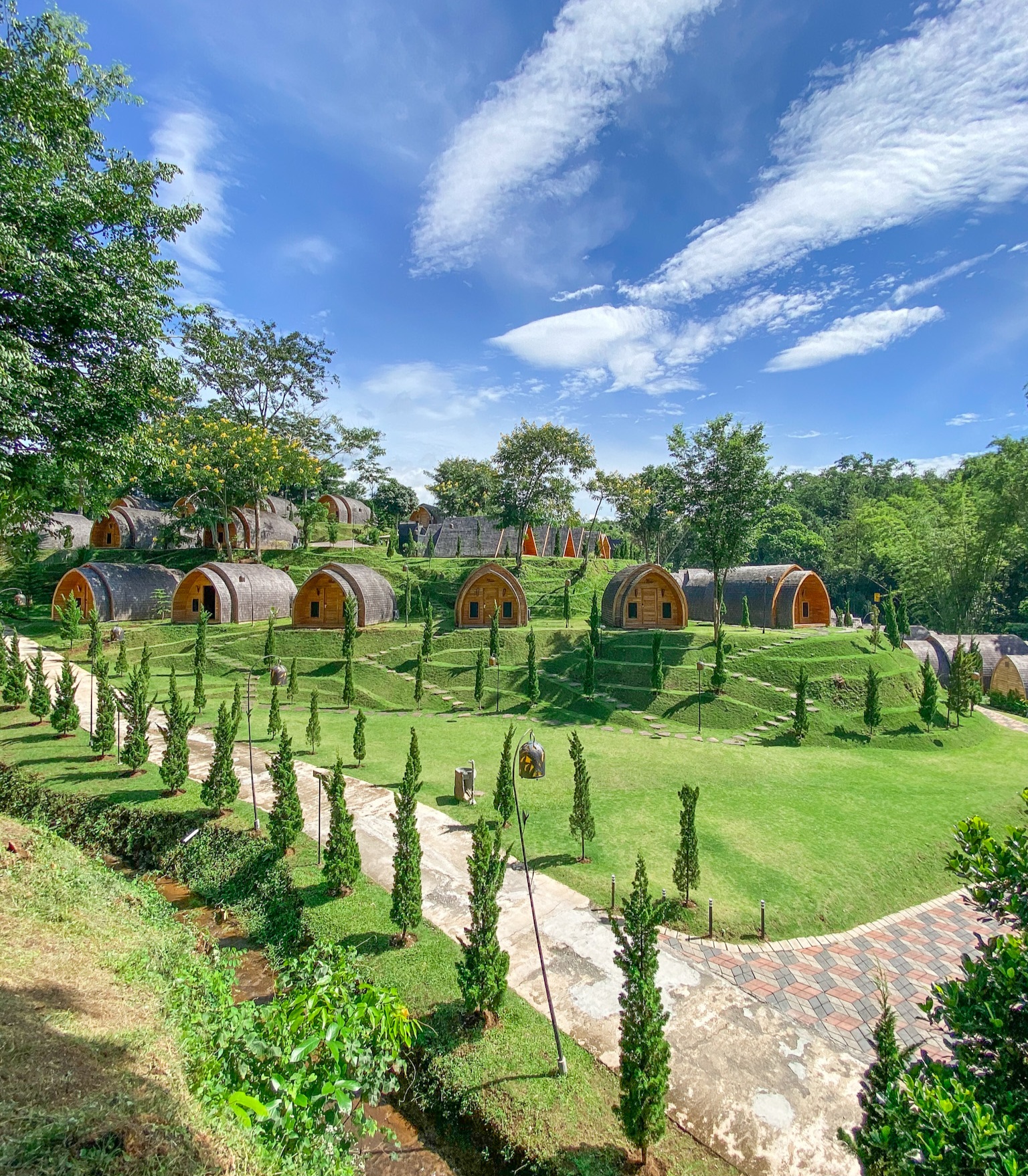 Kabupaten Malang  menyimpan banyak potensi wisata, salah satunya kawasan Shanaya Resort di Karangploso ini.
